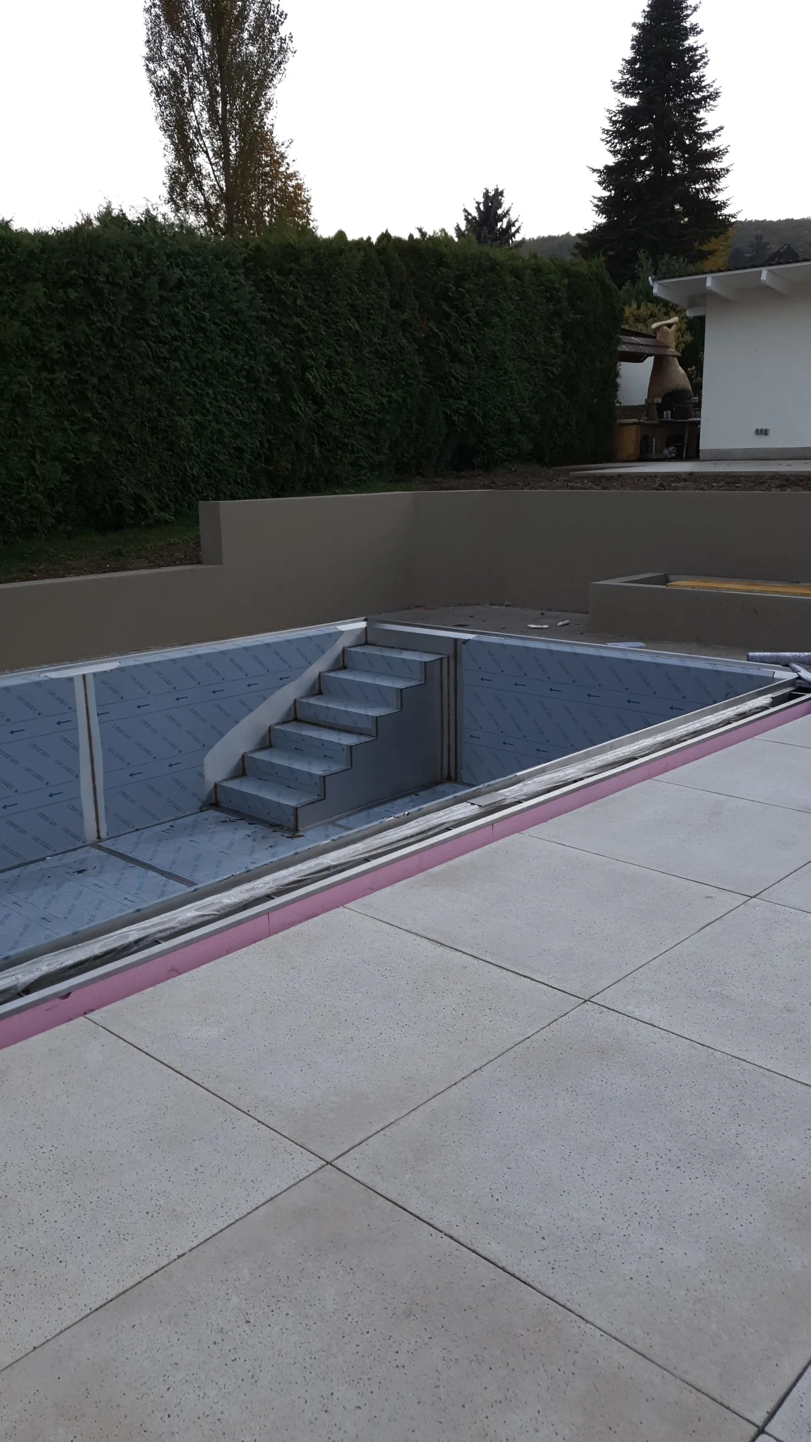 Poolanlage während der Bauarbeiten