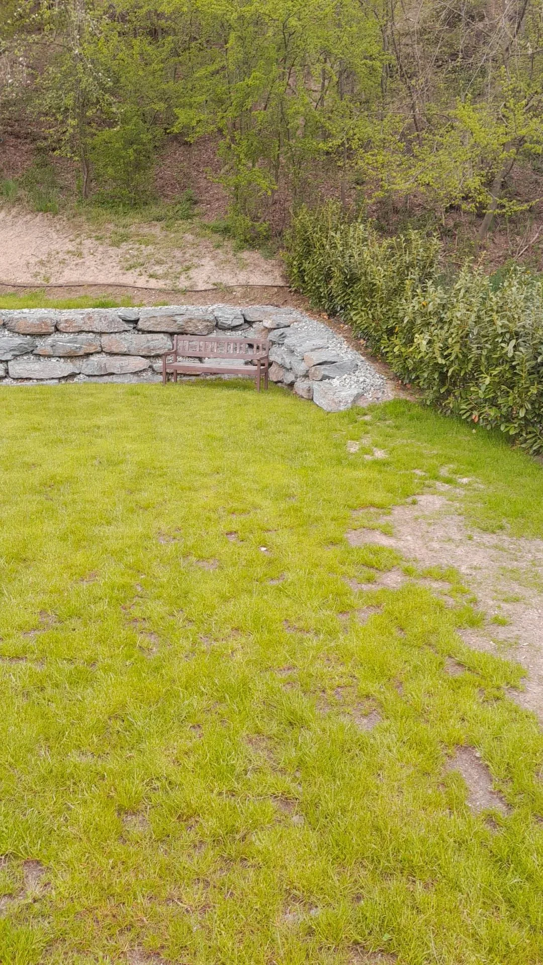 Naturstein-Stützmauer aus einem Projekt